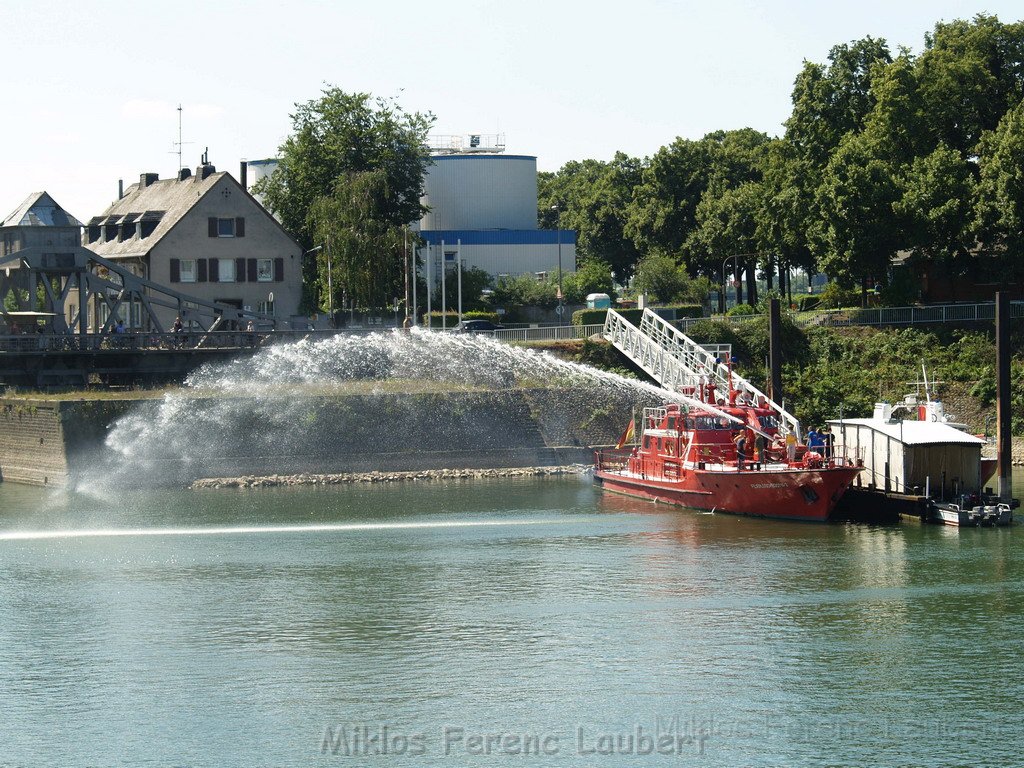 Feuerloeschboot 10-2      P156.JPG